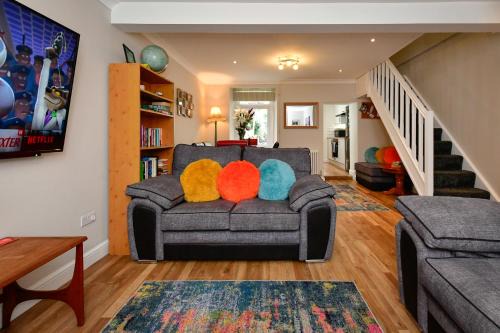 Castle Casa | Rare Free Parking in Heart of the City - Highly Rated Townhouse & Garden - Peaceful Area Less Than 5min Walk to Beach, Shops, Bars, Arena, Marina, Parks