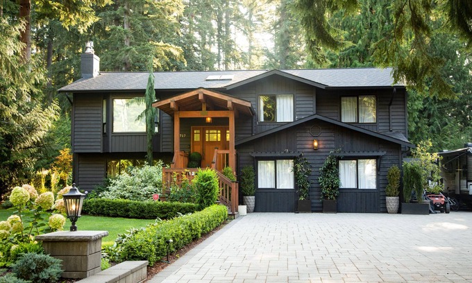 Maltby Casa | Rare Gem Fully Remodeled 6-bedroom house with WiFi, Sports Court, Large Backyard