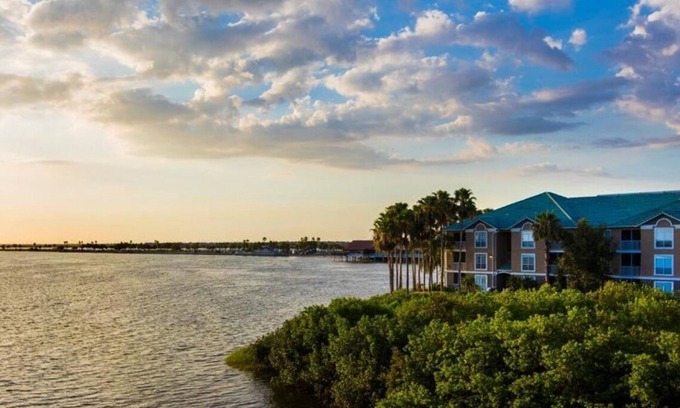 Rocky Point Hotel | Rare Gem! Unit w/ Balcony, Kitchen! Pool & FREE Parking, Close to Ybor Museum
