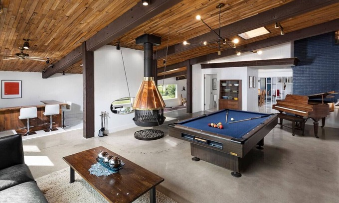 Urbandale Casa | RARE Mid-Mod Home. Spacious inside-and-out.