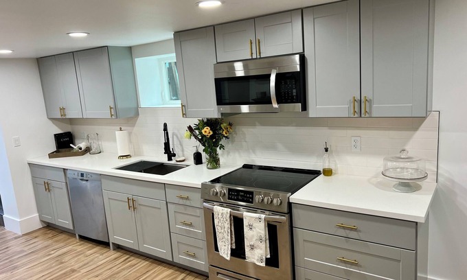 Oakland Apartamento | Rare, Newly Built 2 Bedroom 1 Bath with Secure Parking Space