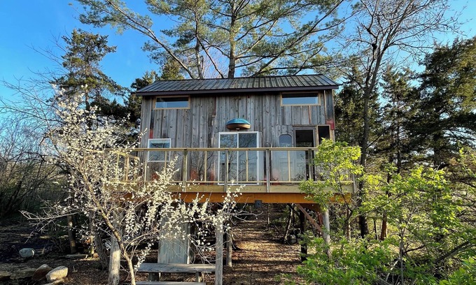 Norwalk Cabina | RARE Spacious Treehouse & Sauna Near Des Moines