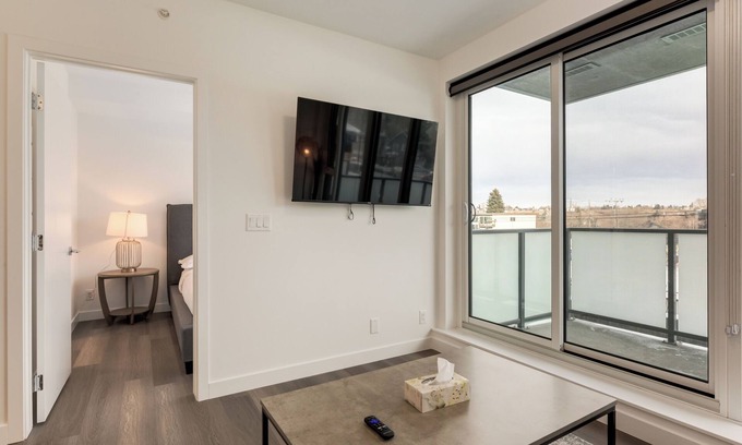 Sunnyside Apartamento | *Rare* Splendid City View Condo- Trendy Kensington