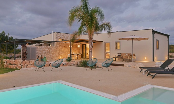 Scicli Villa | Rariki, hillside villa, 4 minutes from beaches and views of the Ragusa coast.