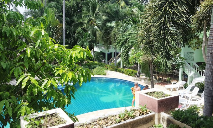 Chaweng City Center Complejo | Rattana Guesthouse & Bungalow