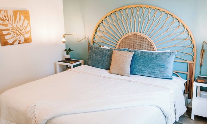 Downtown Dunedin Cabaña | Rave Reviews Walk to Downtown Dunedin & Waterfront Pets Ok -Barefoot Parrot 1