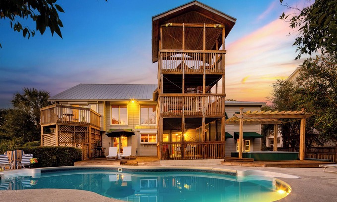 Sullivan's Island Cabina | Raven by AvantStay | Entertainers Dream w/ Pool, Hot Tub, Game Room! 9 BRs!