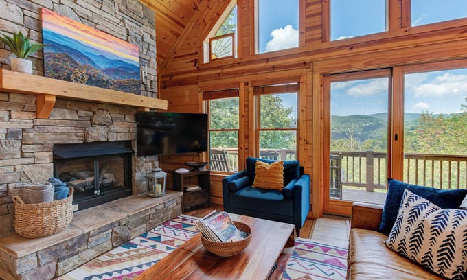 Wolf Laurel Cabina | Raven Cliff - Mountain Views/7 Person Hot Tub