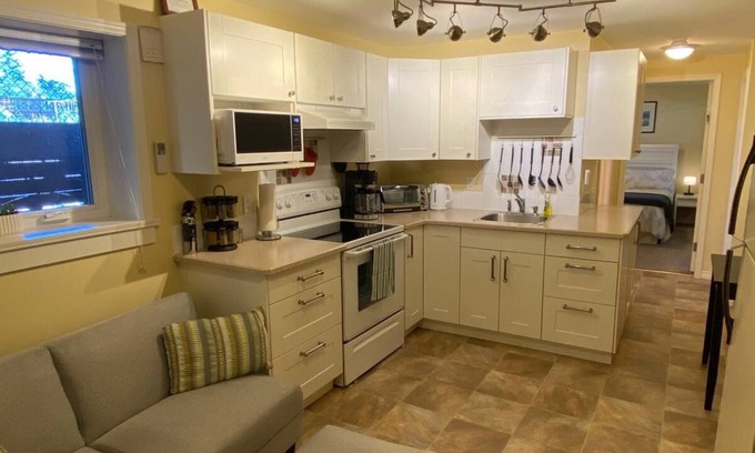 Colwood Apartamento | Raven’s Nest – Cozy Lower One‑Bedroom Suite