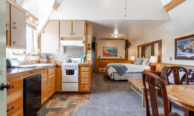 West Yellowstone Casa | Ravens Heart Cabin