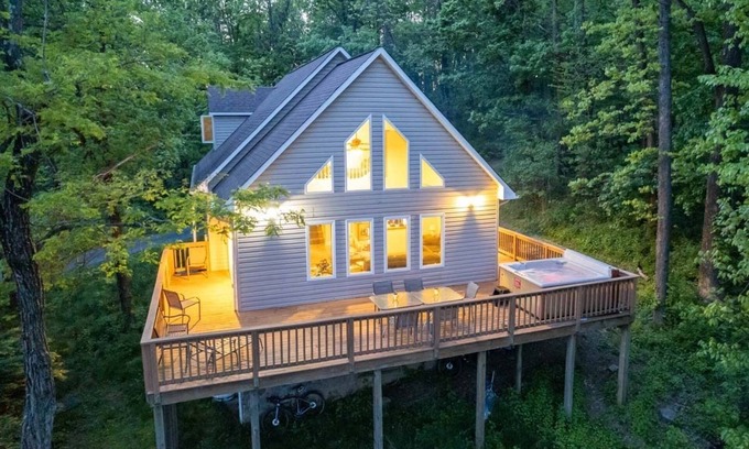 Montebello Cabina | Ravens Roost--mountain views, hot tub, fireplace