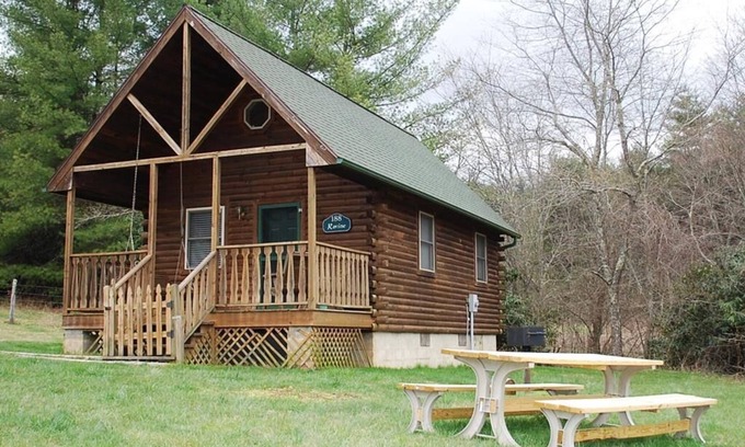 Laurel Springs Cabina | Cerca de Blue Ridge Parkway, se aceptan mascotas Cabina con vista de largo alcance Mtn y estanque, Gas Frpl