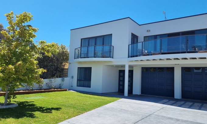 Kingscote Casa | Rawson's Kingscote-Absolute Luxury, Wifi, Billiards, Games Room, Beach Towels