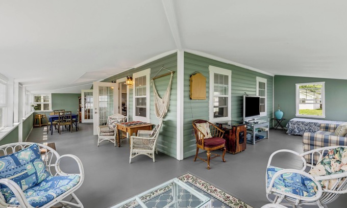 Pearl Beach Casa | Rays On The River: Dive into Summer – Swim, Boat, and Relax by the River!