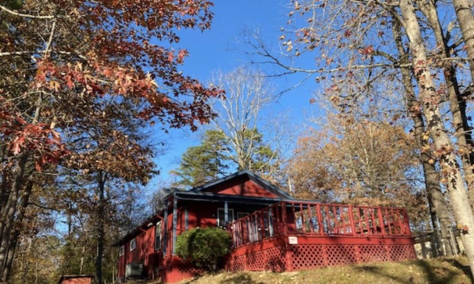 Piney Cabaña | Razorback Red Lakeside Cottage