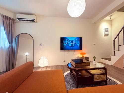 Zhongzheng Casa | RB house 2 min walk metro guting 55 inch smart TV 3 floors Lo-fi style house