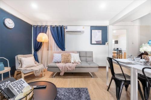 Chom Phon Casa | RB7 Chatuchak House, Netflix, HighSpeedNet, Metro