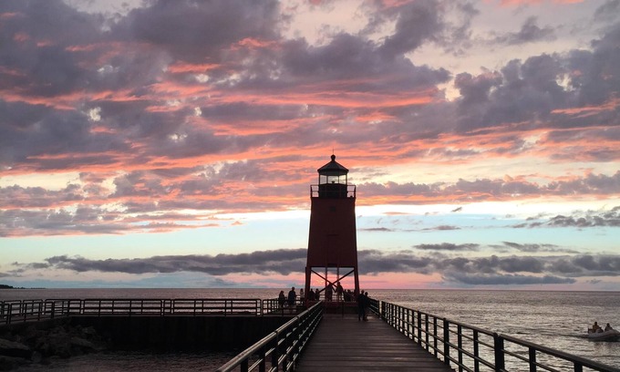 Charlevoix Chalet De Esquí | ¡Reimaginamos la casa de hongos Charlevoix Michigan, una escapada romántica con techo de paja!