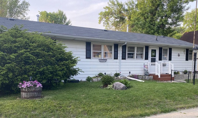 Clear Lake Casa | Reach The Beach! 3-4 Bedroom Ranch Style House - 5 min walk to beach