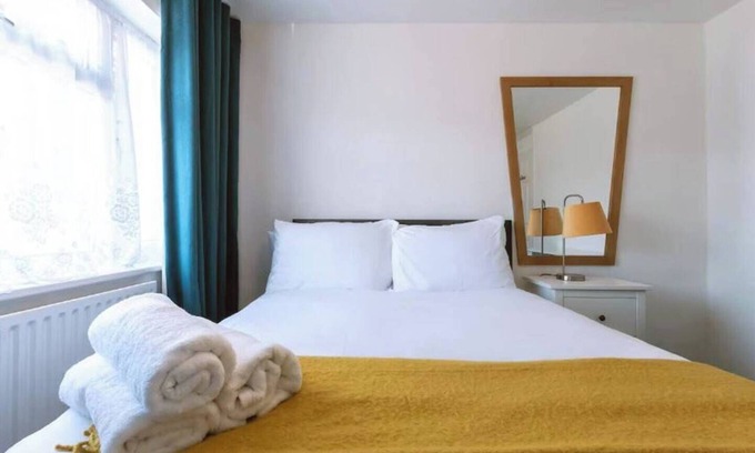 Reading Casa | Reading - 3-Bed House - Sleeps 6 - Garden - WiFi