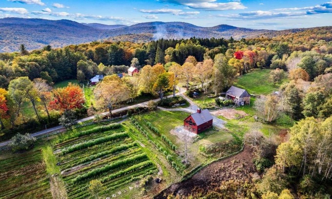 Barnard Casa | Real Farm! Hot Tub | The Barn at Winterfound Farm