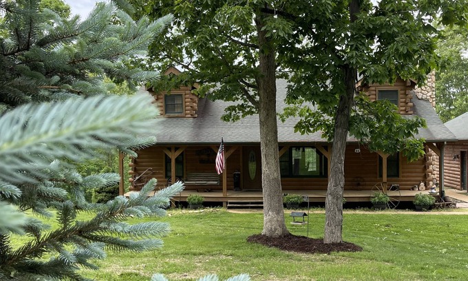 Bourbon Cabina | Real Log Cabin with Seasonal Pool and Hot Tub near Blue Springs Ranch