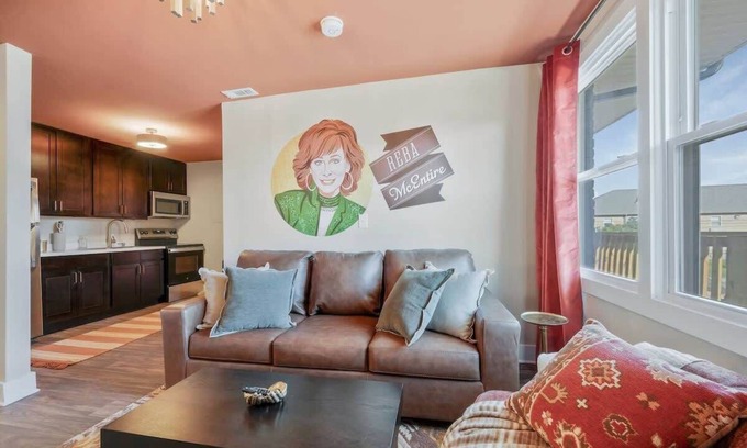 Buena Vista Apartamento | Reba McEntire Themed Apartment!