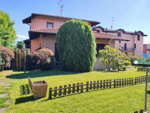 Castronno Apartamento | ReBea, Porzione di villa con giardino
