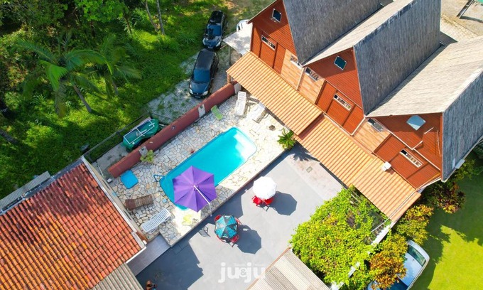 Balneario Praia do Leste Chalet De Esquí | Recanto Pousada JU&JU Chalé com PISCINA COMPARTILHADA