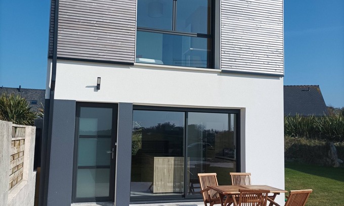 Plouguerneau Casa | Recent house facing the dunes and Grève Blanche beach, at the foot of the GR34.