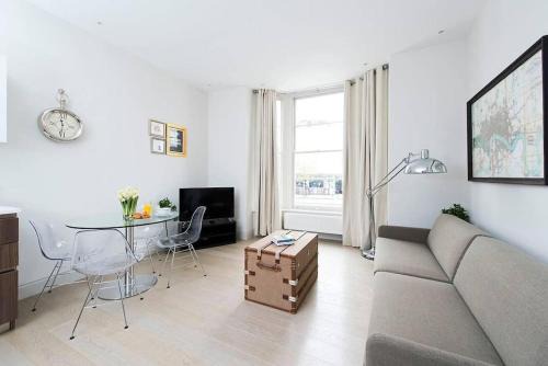 Askew Apartamento | Recently redecorated bright 1BR near Shepherds Bush with parking SOA