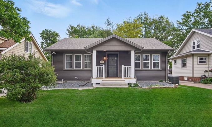 Waveland Park Casa | Recently Remodeled! Charming 2-bedroom bungalow in terrific DSM neighborhood