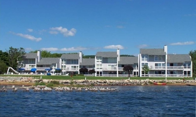 Boyne City Condominio | Lago Charlevoix Deslizamiento de barcos Cubierta de piscina Salida Wifi-Contacto Propietario directo para tarifas