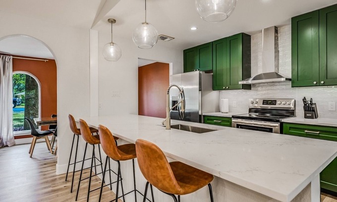 Forest North Estates Casa | Recently Remodeled Home~ Great for Small Groups & Families!