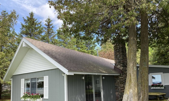 Mullett Lake Cabaña | * RECIENTEMENTE REMODELADO * Lakefront Cottage - Mullett Lake
