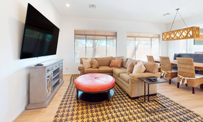Talon Retreat Casa | Recently remodeled mountain-view home with heated pool, tennis, fireplace, grill