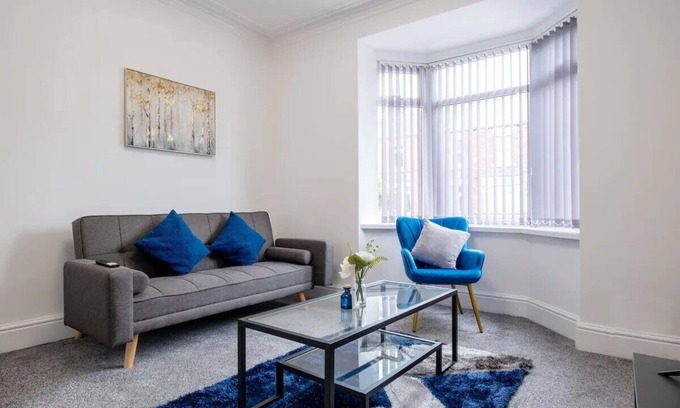 North Bitchburn Casa | Recently renovated, stylish home + parking!| Pass the Keys