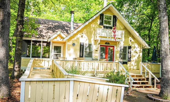 Pine Mountain Cabina | Recently renovated wooded view chalet steps away from Lake Innsbruck!
