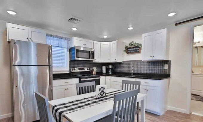 Bethel Apartamento | Recently Renovated Apartment in Bethel, minutes from I-78