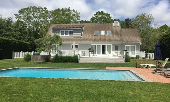Wainscott Woods Casa | Dream August Hamptons Home. Piscina de agua salada