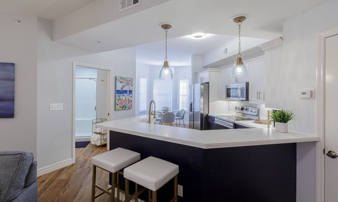 Redevelopment Area Condominio | Recently renovated, fabulous condo! W/ plaza views this is luxury at its finest