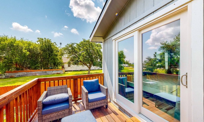 Hitchcock Casa | Recently Renovated Home - Outdoor Seating & Grill