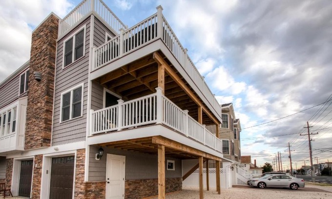 North Beach Haven Apartamento | Recently Renovated LBI Apt with Deck on Beach Block!