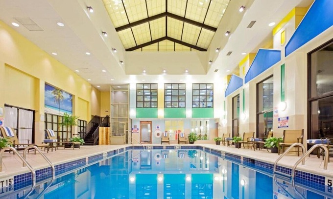 Englewood Casa | Recharge at our business room in Englewood