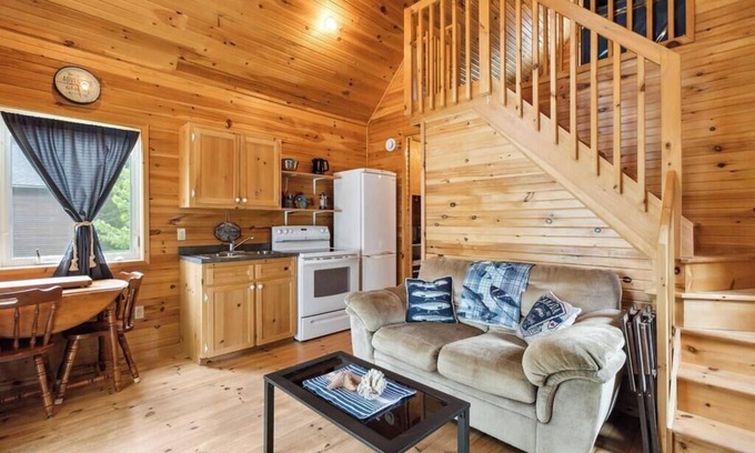 LaBelle Cabina | Reconnect and Unwind at this cozy 2 bedroom cabin on the Lake.