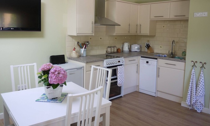 Llanvair Kilgeddin Cabaña | Rectory Cottage - Sleeps 4, Dogs Welcome, Perfect for Families