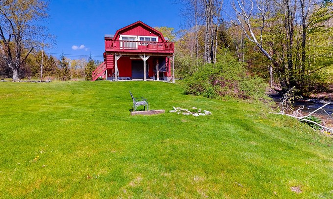 Sandgate Apartamento | Red barn retreat with river views, hot tub, deck, firepit, & large yard