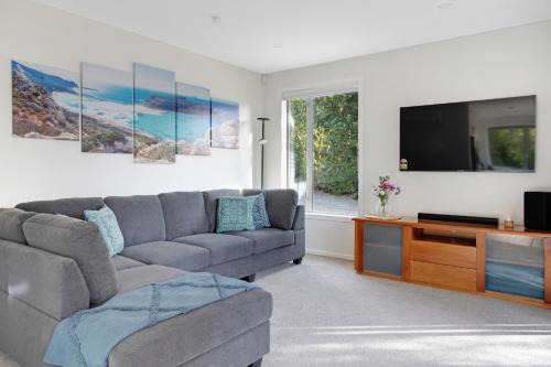 Red Beach Casa | Red Beach Hideaway with BBQ and Air-con