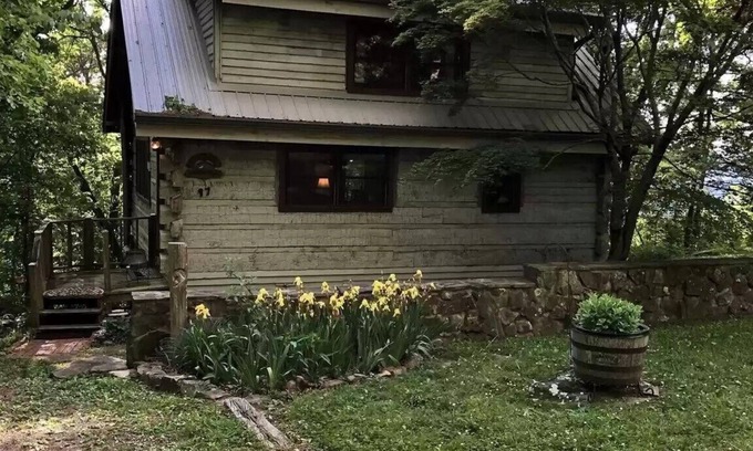 Mentone Cabina | Red Bird Roost - Cozy log cabin on the Brow steps to downtown and Brow Park