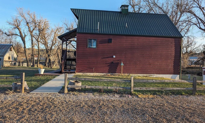 Hulett Casa | Red Bluffs Lodge Upper Unit, located on the River, minutes from Devils Tower!